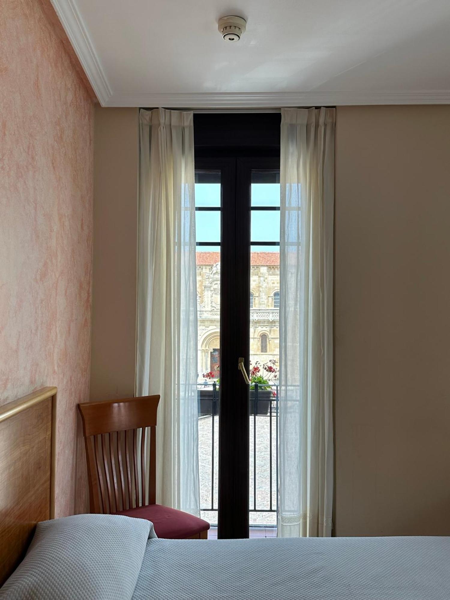 Hostal Restaurante Boccalino Leon Exterior photo